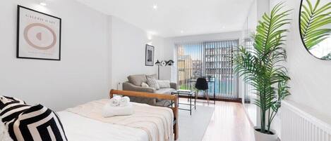 4 bedrooms, iron/ironing board, WiFi, bed sheets