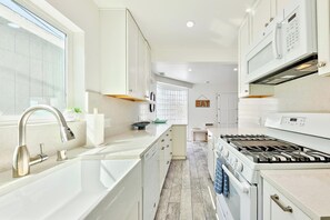 Fridge, microwave, oven, stovetop - Perfect For Families, Steps 2 Beach Garage Parking! (San Diego)