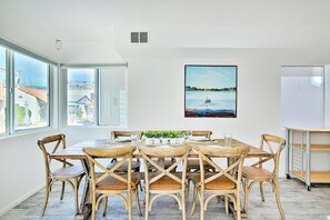 Dining - Perfect For Families, Steps 2 Beach Garage Parking! (San Diego)