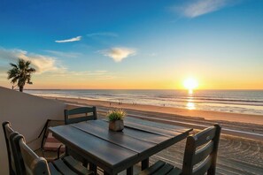 Outdoor dining - Perfect for Families,Beachfront,Walk to Everything! (San Diego)