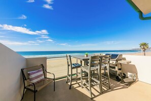 Outdoor dining - Perfect for Families,Beachfront,Walk to Everything! (San Diego)