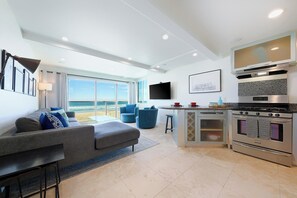 Interior - Perfect for Families,Beachfront,Walk to Everything! (San Diego)