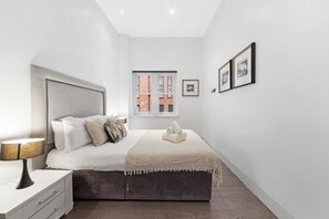 3 bedrooms, iron/ironing board, WiFi, bed sheets - Buckingham Palace Apartment! (London)