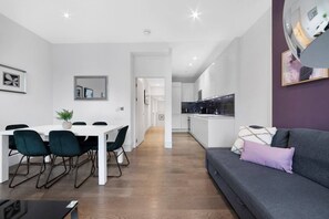 Interior - Buckingham Palace Apartment! (London)