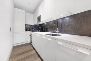 Fridge, microwave, oven, stovetop - Buckingham Palace Apartment! (London)