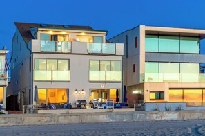 Ein modernes, zweistöckiges Gebäude mit Balkon und großen Fenstern.