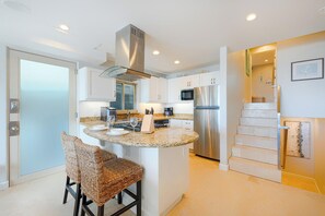 Fridge, microwave, oven, stovetop - Perfect for Families,Beachfront,Walk to Everything! (San Diego)