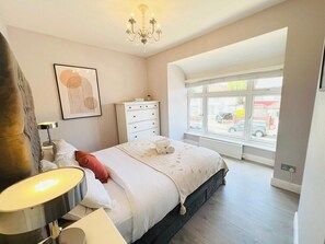 2 bedrooms, iron/ironing board, WiFi, bed sheets - Bright 2-Bed Flat - 1 min to Enfield Lock Station! (Enfield)