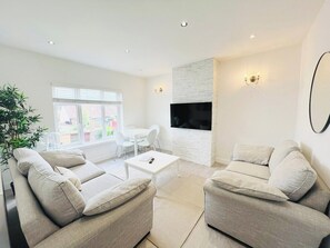 TV - Bright 2-Bed Flat - 1 min to Enfield Lock Station! (Enfield)