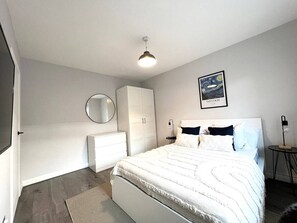 3 chambres, fer et planche à repasser, Wi-Fi, draps fournis