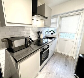 Réfrigérateur, micro-ondes, four, plaque de cuisson