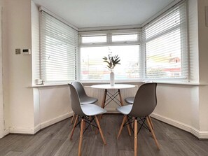 Dining - ArtLounge-2 bed garden Free parking (Enfield)