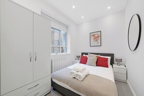 1 bedroom, iron/ironing board, WiFi, bed sheets - Cosy Mayfair Hideaway! (London)
