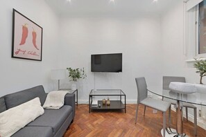 TV - Cosy Mayfair Hideaway! (London)