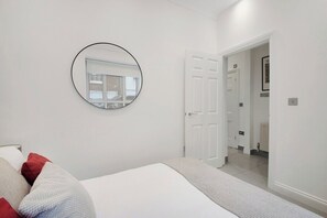 Unclassified image, 4 of 16, button - Cosy Mayfair Hideaway! (London)