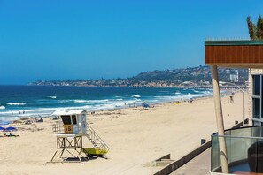 On the beach - Newly Renovated Oceanfront 8BD/2 Houses w/ AC Hot Tub Firepit & Huge Rooftop Deck! (San Diego)