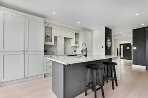 Geladeira, micro-ondas, fogão, lava-louças