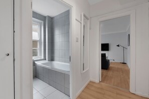Unclassified image, 5 of 23, button - Bright 1 Bed Apartment- Central London (London)