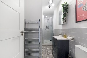 Bathroom - Stylish 2 Bed Apartment in the heart of Camden (London)