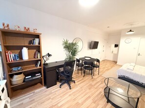 1 habitación, tabla de planchar con plancha, wifi gratis y ropa de cama 