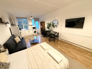 1 habitación, tabla de planchar con plancha, wifi gratis y ropa de cama 