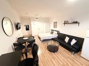 Unclassified image, 3 of 10, button - Winchmore Hill- Ground Floor Studio (London)