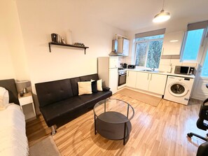 Unclassified image, 4 of 10, button - Winchmore Hill- Ground Floor Studio (London)