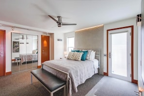4 bedrooms, iron/ironing board, WiFi, bed sheets - 3BD Oceanfront Ground Floor Escape in Mission Beach! Steps from the Ocean! On Boardwalk with Parking! (San Diego)