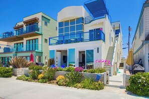 Exterior - 3BD Oceanfront Ground Floor Escape in Mission Beach! Steps from the Ocean! On Boardwalk with Parking! (San Diego)