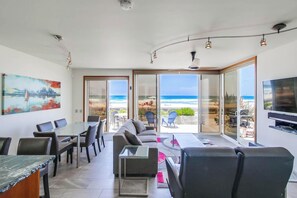 TV - 3BD Oceanfront Ground Floor Escape in Mission Beach! Steps from the Ocean! On Boardwalk with Parking! (San Diego)