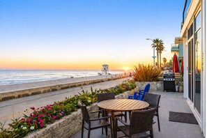 Outdoor dining - 3BD Oceanfront Ground Floor Escape in Mission Beach! Steps from the Ocean! On Boardwalk with Parking! (San Diego)