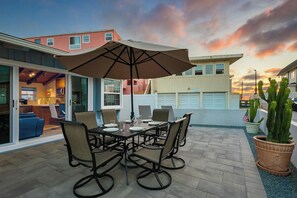 Outdoor dining - Perfect for Families,Walk to Beach W AC and Parking! (San Diego)