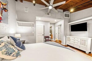 4 bedrooms, iron/ironing board, WiFi, bed sheets - Perfect for Families,Walk to Beach W AC and Parking! (San Diego)