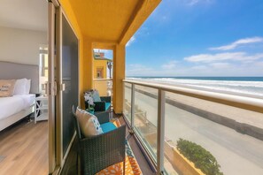 Interior - Perfect for Families, Beach Front, Walk 2 Everything W/Parking! (San Diego)