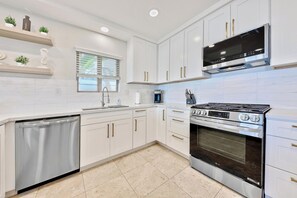 Fridge, microwave, oven, stovetop - Perfect for Families, Beach Front, Walk 2 Everything W/Parking! (San Diego)
