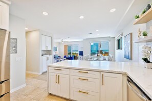 Fridge, microwave, oven, stovetop - Perfect for Families, Beach Front, Walk 2 Everything W/Parking! (San Diego)