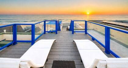 Sparkling 5BD Oceanfront Mission Beach Home! Huge Rooftop Deck Steps to the Ocean Parking; Great for Multigenerational families!