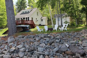 Outdoor dining - Waterfront Victoria Cottage,Kayaks,paddle board and canoe Included, Dogs Welcome (Clifton)