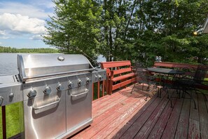 Outdoor dining - Waterfront Victoria Cottage,Kayaks,paddle board and canoe Included, Dogs Welcome (Clifton)