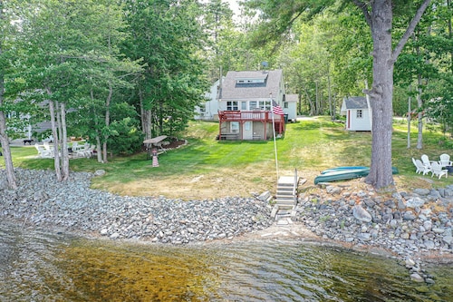 Waterfront Victoria Cottage,Kayaks,paddle board and canoe Included, Dogs Welcome