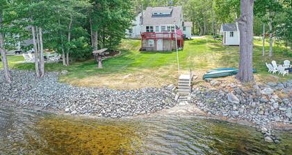 Waterfront Victoria Cottage,Kayaks,paddle board and canoe Included, Dogs Welcome