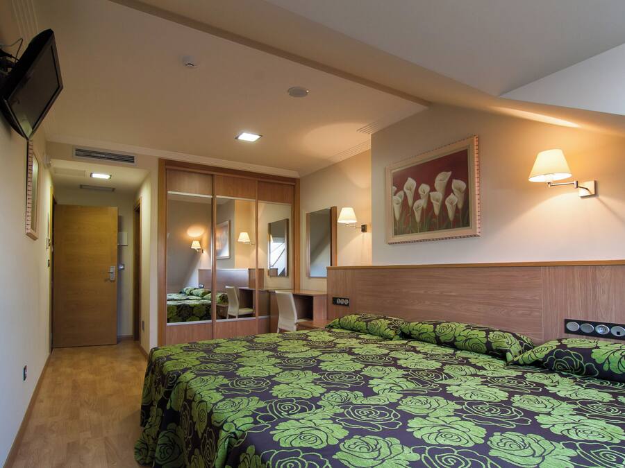 Standard Triple Room | In-room safe, desk, laptop workspace, WiFi (free)