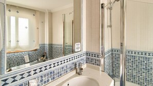 A bathroom with a large bathtub, a shower, and a mirror. - Pontus Veteris (Sanxenxo)