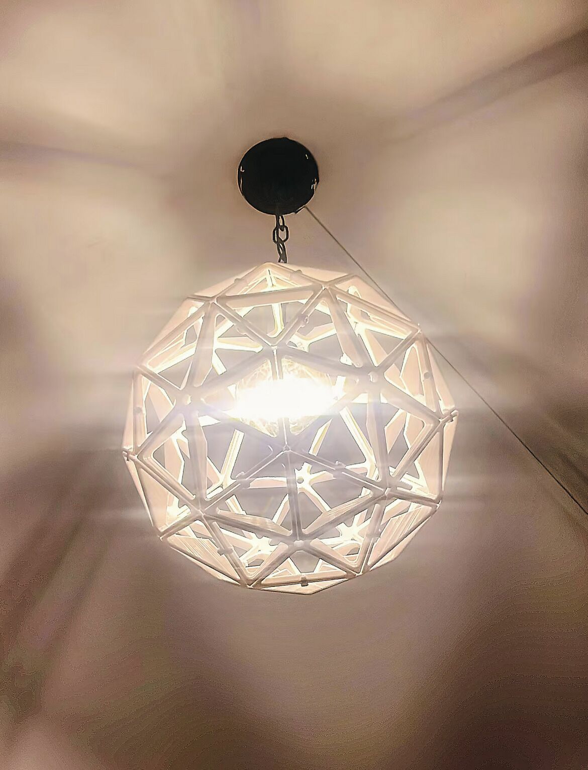 Eine sphärische Pendelleuchte mit geometrischem Design.