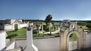 Un cimetière d’où l’on a une vue dégagée sur le ciel et le paysage environnant.