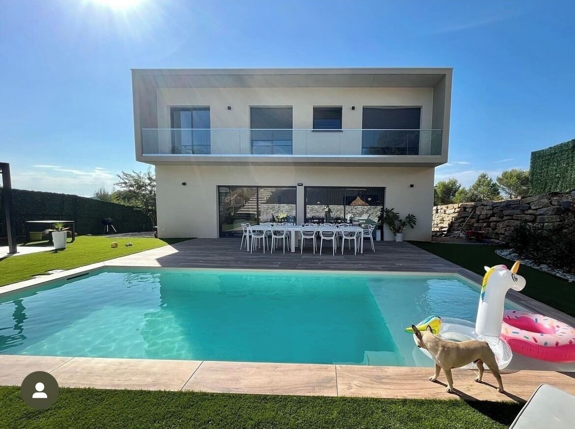 Una piscina al aire libre