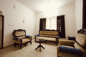 Living area - 3-bedroom house in peaceful Alappuzha with AC comfort (Alappuzha)