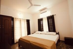 3 bedrooms, WiFi, bed sheets - 3-bedroom house in peaceful Alappuzha with AC comfort (Alappuzha)
