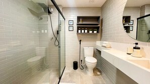 Apartamento | Banheiro | Chuveiro, chuveiro com efeito de chuva, toalhas de banho, sabonete