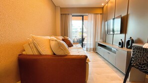 Apartment | Living area | 43-inch Smart TV with digital channels - FLAT STUDIO COM VARANDA - BY LIVING (João Pessoa)